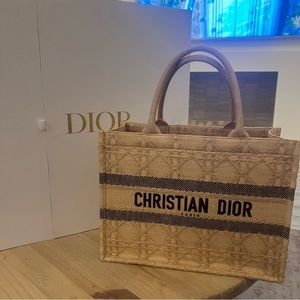 ❌SOLD❌ CHRISTIAN DIOR Dior Book Tote Medium Bag Raffia Natural M1296ZSQD